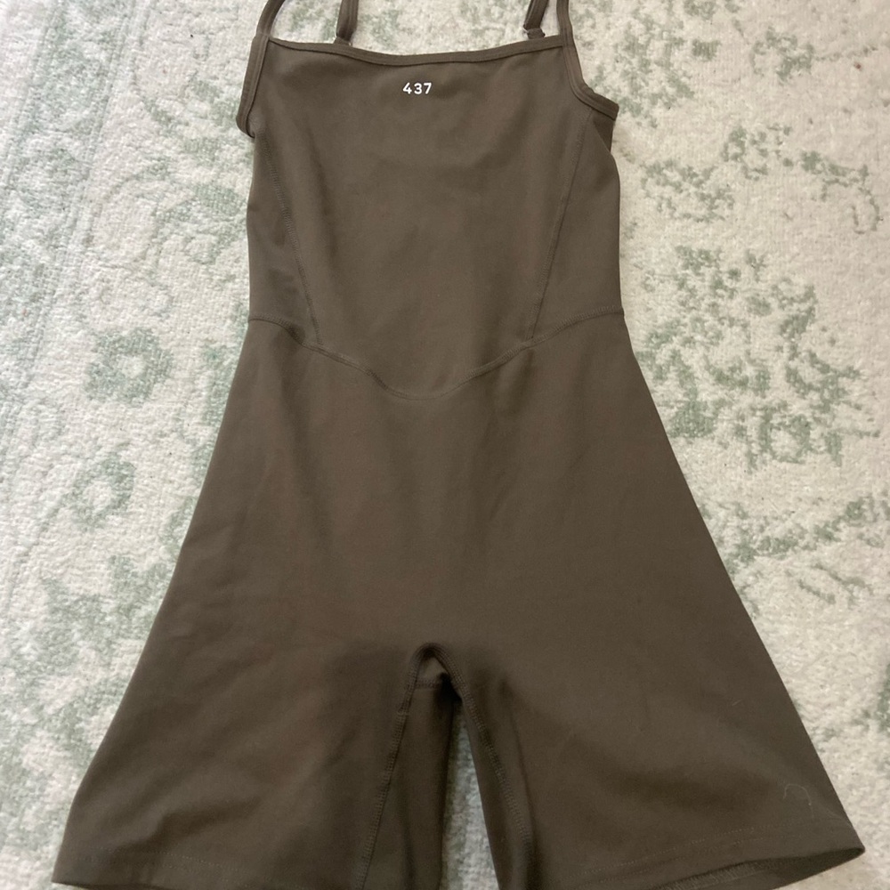 437 taupe/brown athletic onsie size XS
